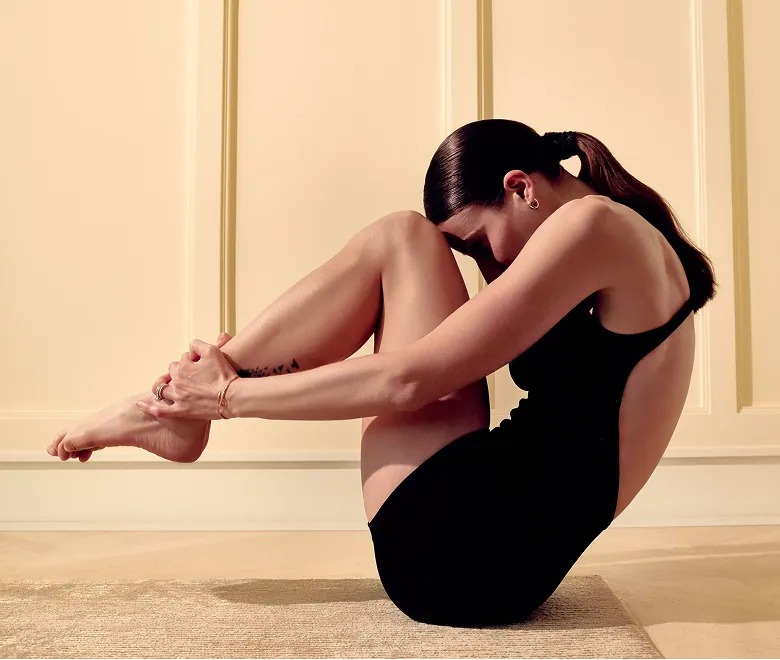 Donna che esegue un esercizio di attivazione linfatica di Pilates Linfodrenante
