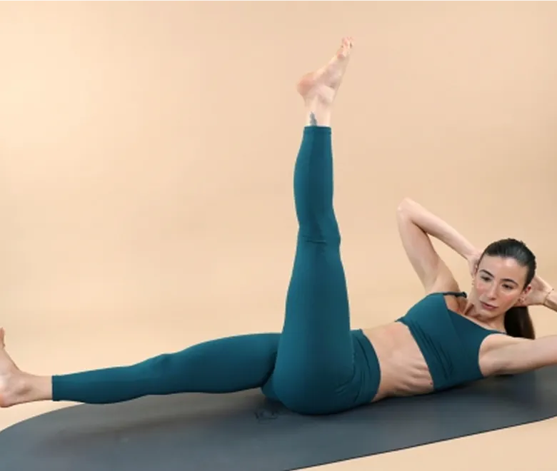 Donna che esegue un esercizio di Pilates per il rimodellamento del corpo