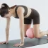 Esercizio di Pilates post parto: Carlotta Gagna in quadrupedia con una palla da Pilates dietro le ginocchia, per rinforzare il core e la parete addominale e ridurre la diastasi, nel programma Pilates Diastasi e Post Parto