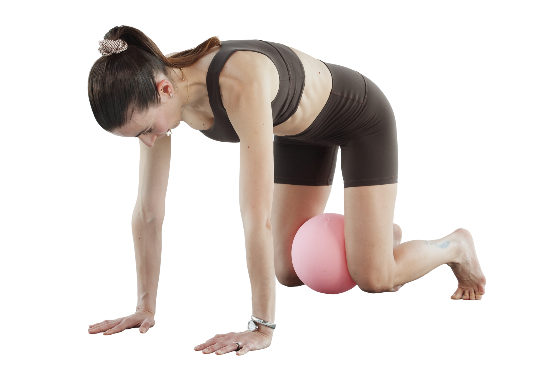 Esercizio di Pilates post parto: Carlotta Gagna in quadrupedia con una palla da Pilates dietro le ginocchia, per rinforzare il core e la parete addominale e ridurre la diastasi, nel programma Pilates Diastasi e Post Parto