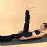 Sessione Addome sgonfio con Carlotta Gagna che esegue un esercizio di Pilates Linfodrenante® Express con una gamba sollevata in verticale