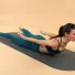 Sessione Upper body con Carlotta Gagna che esegue un'estensione della schiena a pancia in giù dal programma Pilates Linfodrenante® Express