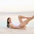 Camminata o Classe con Carlotta Gagna in una posizione di Pilates reclinata a bordo di una piscina a sfioro con una gamba distesa e l'altra piegata in Pilates Linfodrenante®
