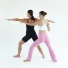 Esercizio di Pilates in gravidanza: Carlotta Gagna in affondo a gambe divaricate con le braccia distese, per tonificare gambe e glutei nel programma Pilates Linfodrenante® Gravidanza