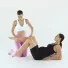 Esercizio di Pilates in gravidanza: Carlotta Gagna guida una donna seduta che solleva le gambe piegate per rinforzare il core, nel programma Pilates Linfodrenante® Gravidanza
