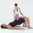 Esercizio di Pilates in gravidanza: Carlotta Gagna guida una donna nella posizione del ponte per rinforzare glutei e pavimento pelvico, nel programma Pilates Linfodrenante® Gravidanza