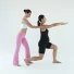 Esercizio di Pilates in gravidanza: Carlotta Gagna corregge la postura di una donna incinta in affondo con le braccia distese in avanti, per tonificare le gambe e migliorare l'equilibrio, nel programma Pilates Linfodrenante® Gravidanza