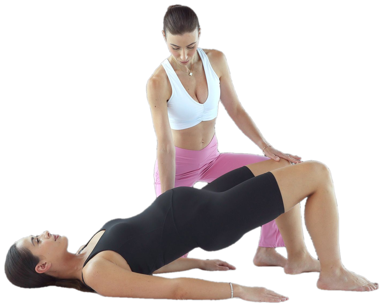Esercizio di Pilates in gravidanza: Carlotta Gagna guida una donna nella posizione del ponte per rinforzare glutei e pavimento pelvico, nel programma Pilates Linfodrenante® Gravidanza