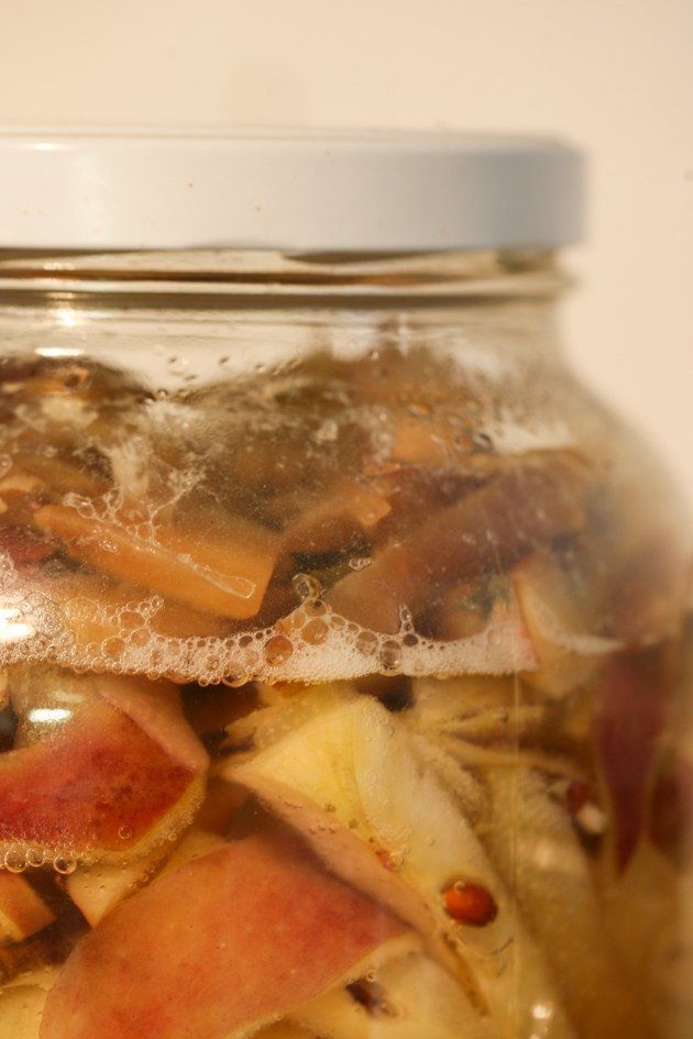 Vaso in vetro con aceto di mele fatto in casa