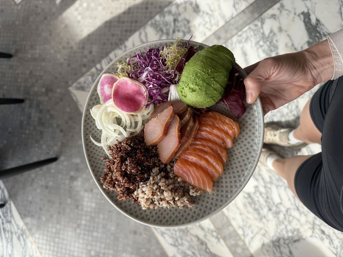 Piatto di salmone, tonno, avocado, quinoa, grano saraceno, avocado e radicchio