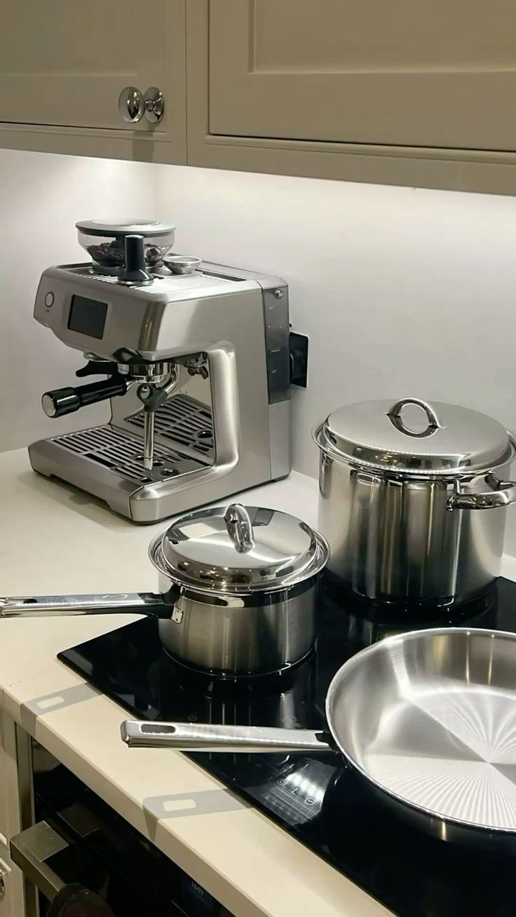 Batteria di pentole in acciaio inox posizionate sui fornelli