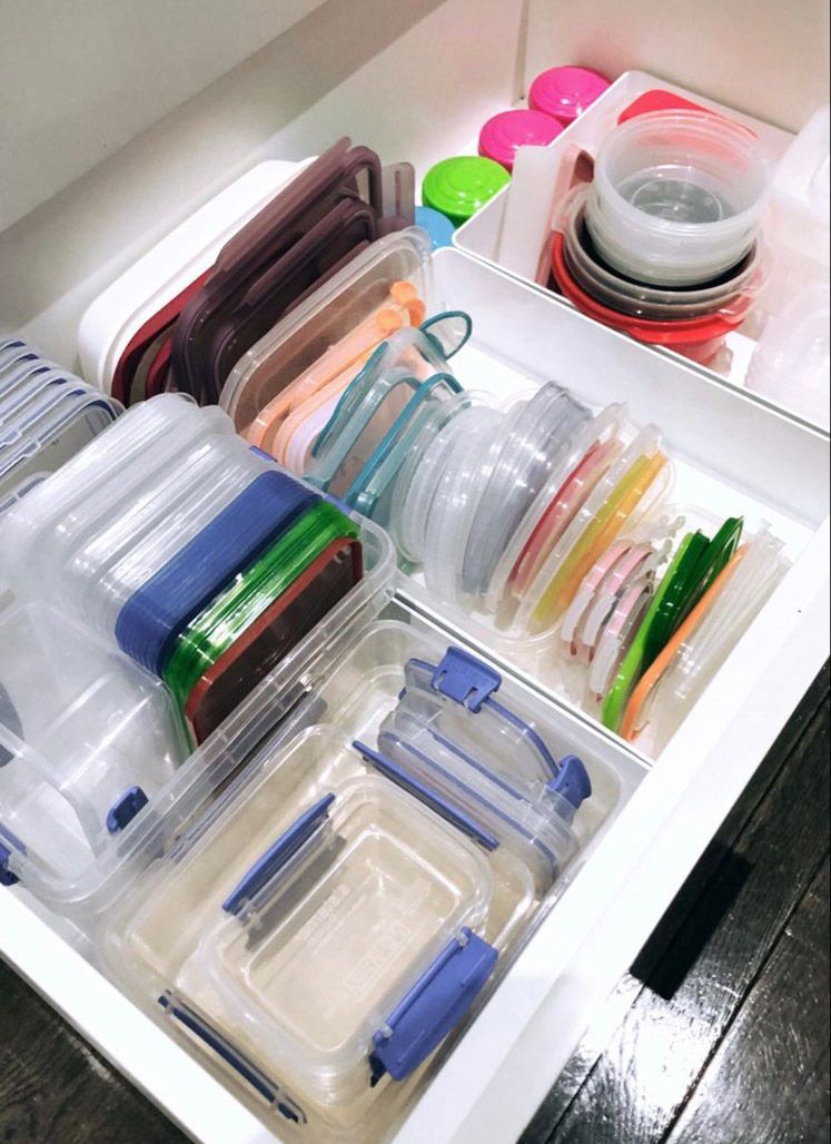 Cassetto scorrevole colmo di contenitori per cibo in plastica