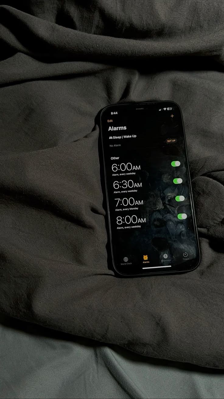 Smartphone con sveglie mattutine impostate — esempio di come organizzare la finestra di digiuno intermittente e quella alimentare durante la giornata