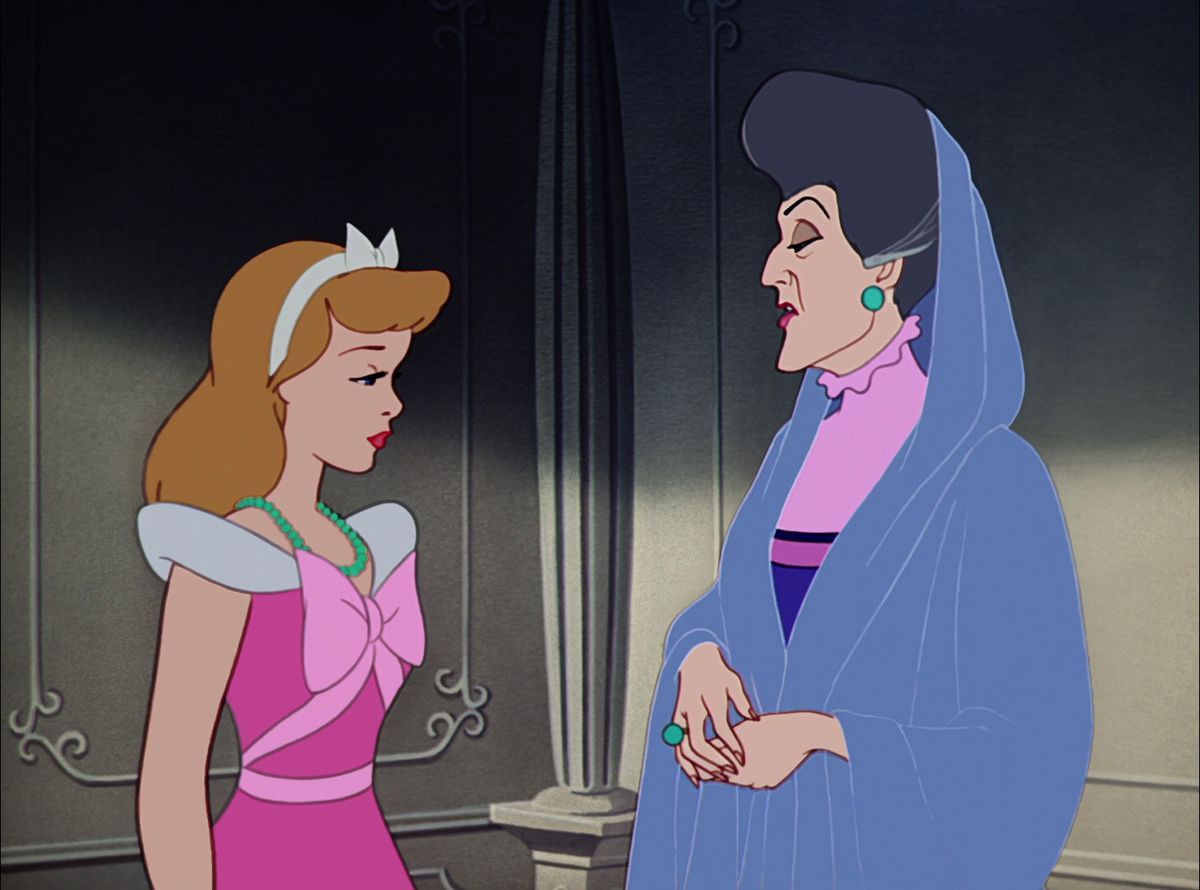 Scena presa dal film Disney "Cenerentola", che raffigura la protagonista in compagnia della matrigna
