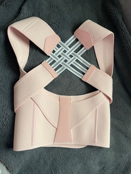 Cintura posturale ergonomica indossata da una donna per sostenere la zona lombare e ridurre il mal di schiena cronico
