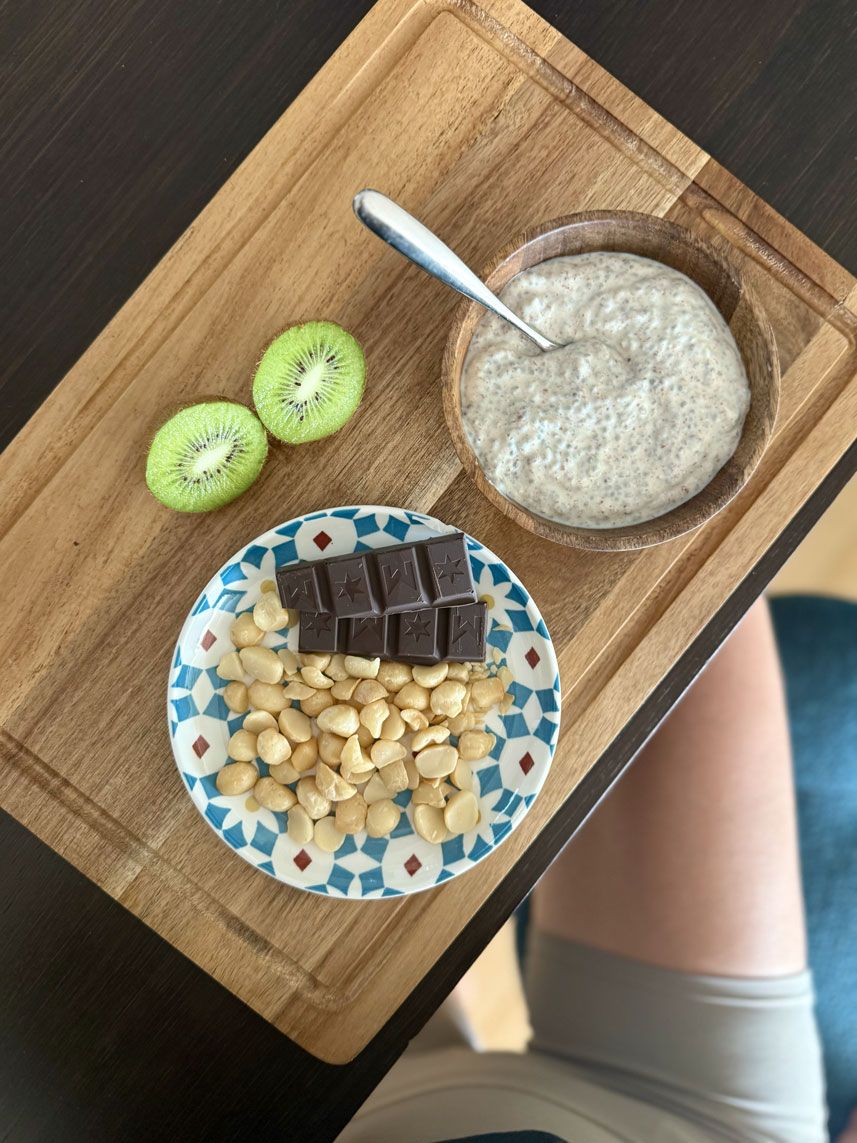 Colazione con kefir, semi di chia, cioccolato fondente, noci di macadamia e kiwi