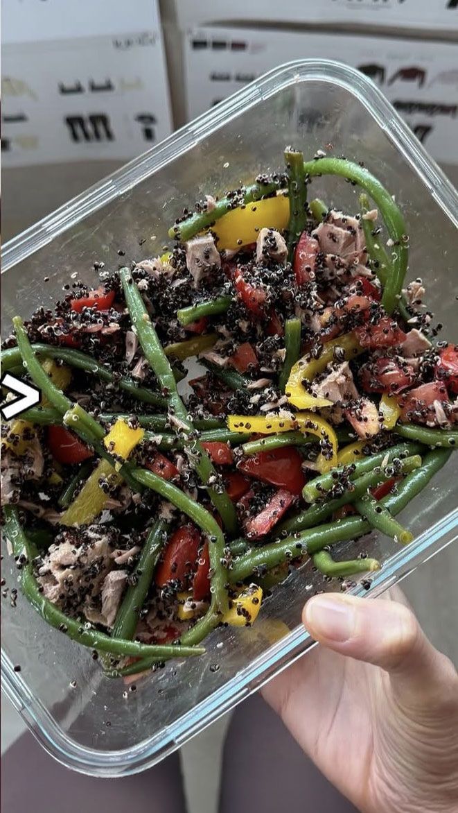 Contenitore in vetro con quinoa, fagiolini, peperoni, pomodorini e tonno