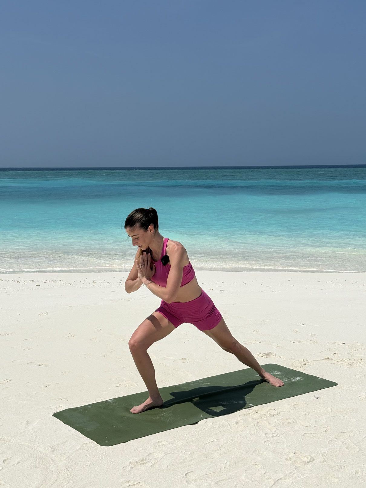 Carlotta Gagna che sta facendo una sessione di Pilates in spiaggia