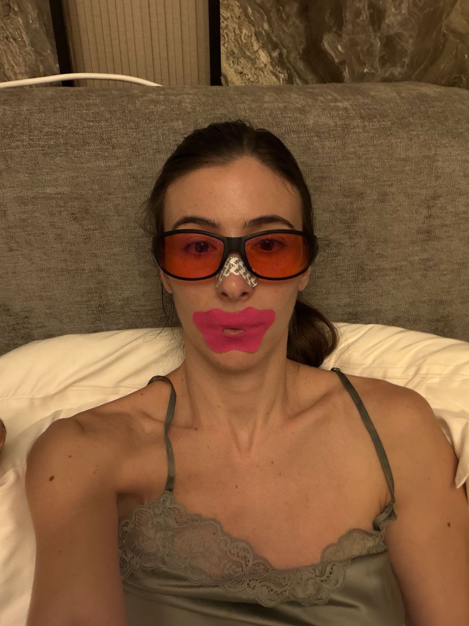Carlotta Gagna a letto che indossa degli occhiali per luci blu