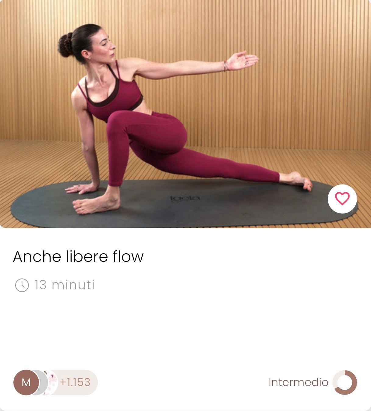 Carlotta Gagna esegue rotazione della colonna toracica in affondo — esercizio di Pilates Linfodrenante per migliorare la mobilità segmentale e ridurre il mal di schiena