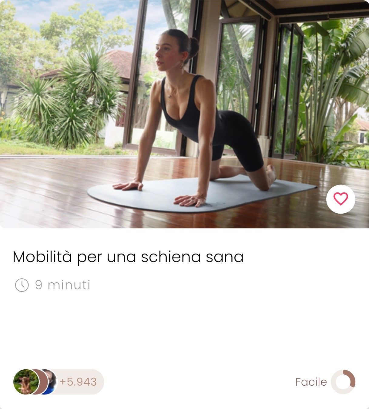 Carlotta Gagna in posizione quadrupedica sul tappetino — esercizio Pilates per attivare i muscoli profondi e stabilizzare la colonna vertebrale contro il mal di schiena cronico