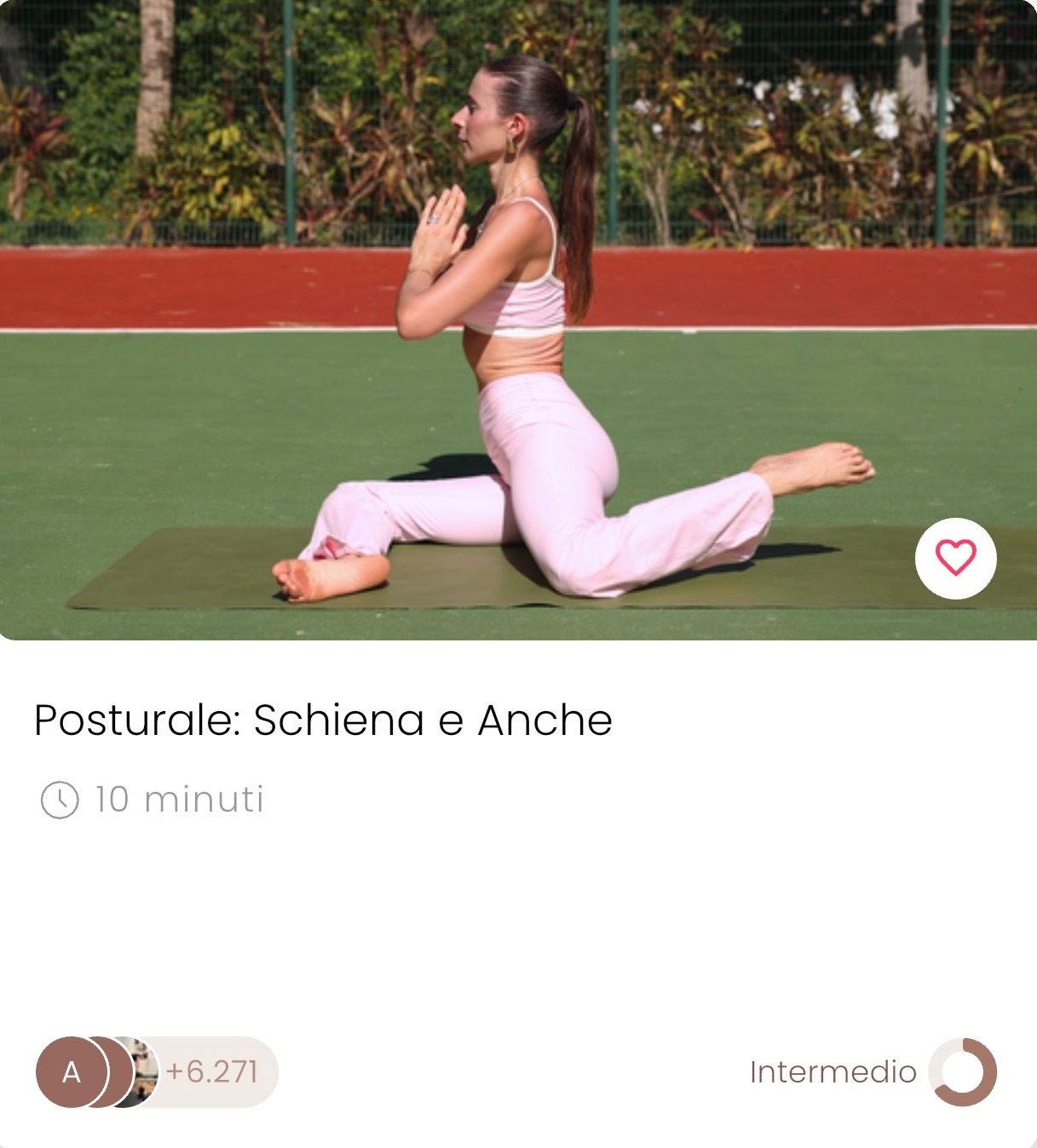 Carlotta Gagna esegue stretching dell'anca e dello psoas in affondo — esercizio di mobilità per ridurre il sovraccarico lombare e il mal di schiena cronico