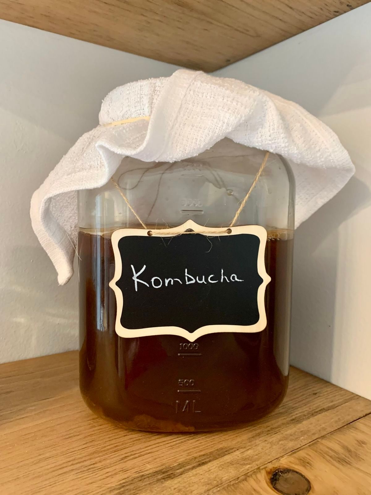 Vaso in vetro con kombucha preparata in casa