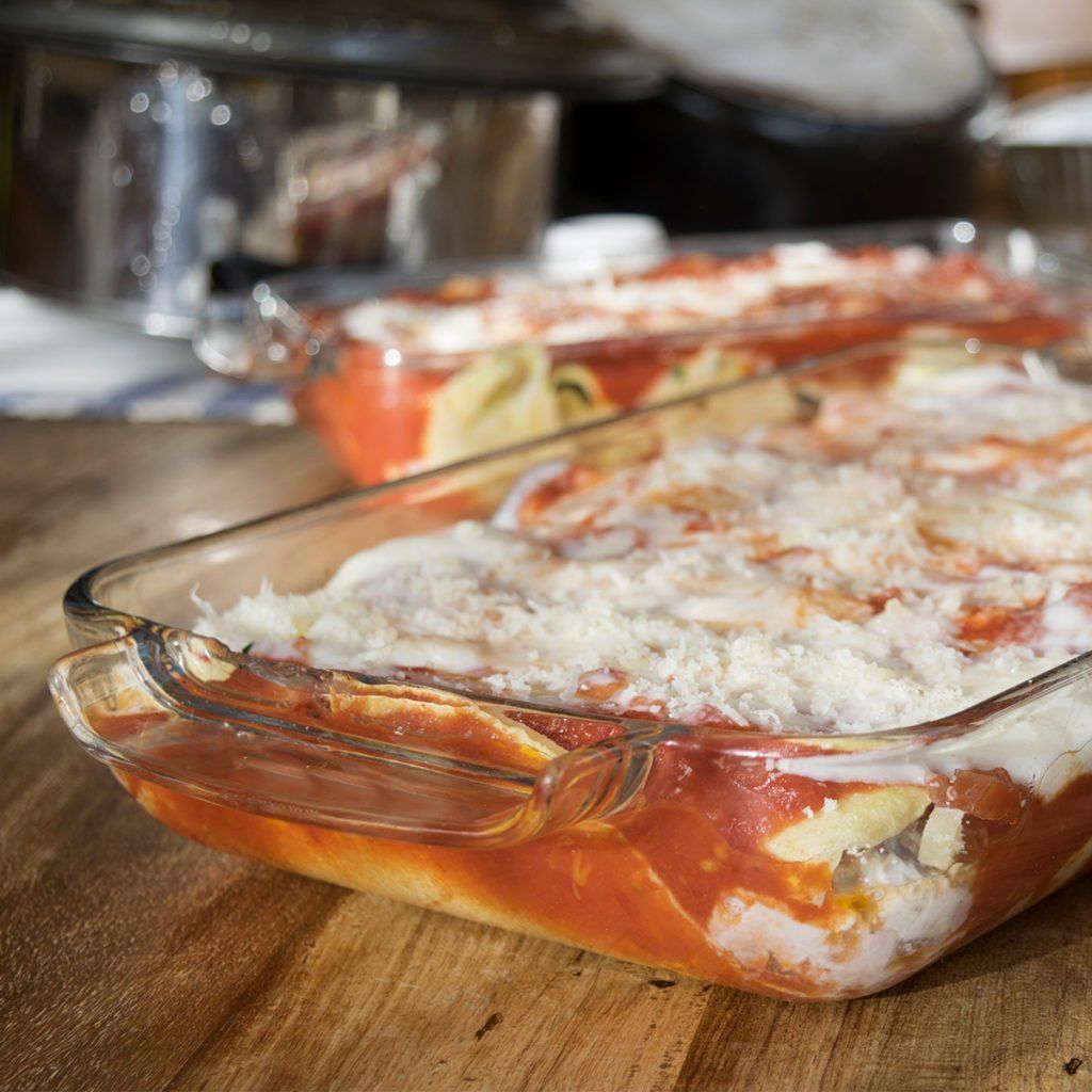 Parmigiana di melanzane cotta al forno in una pirofila di vetro