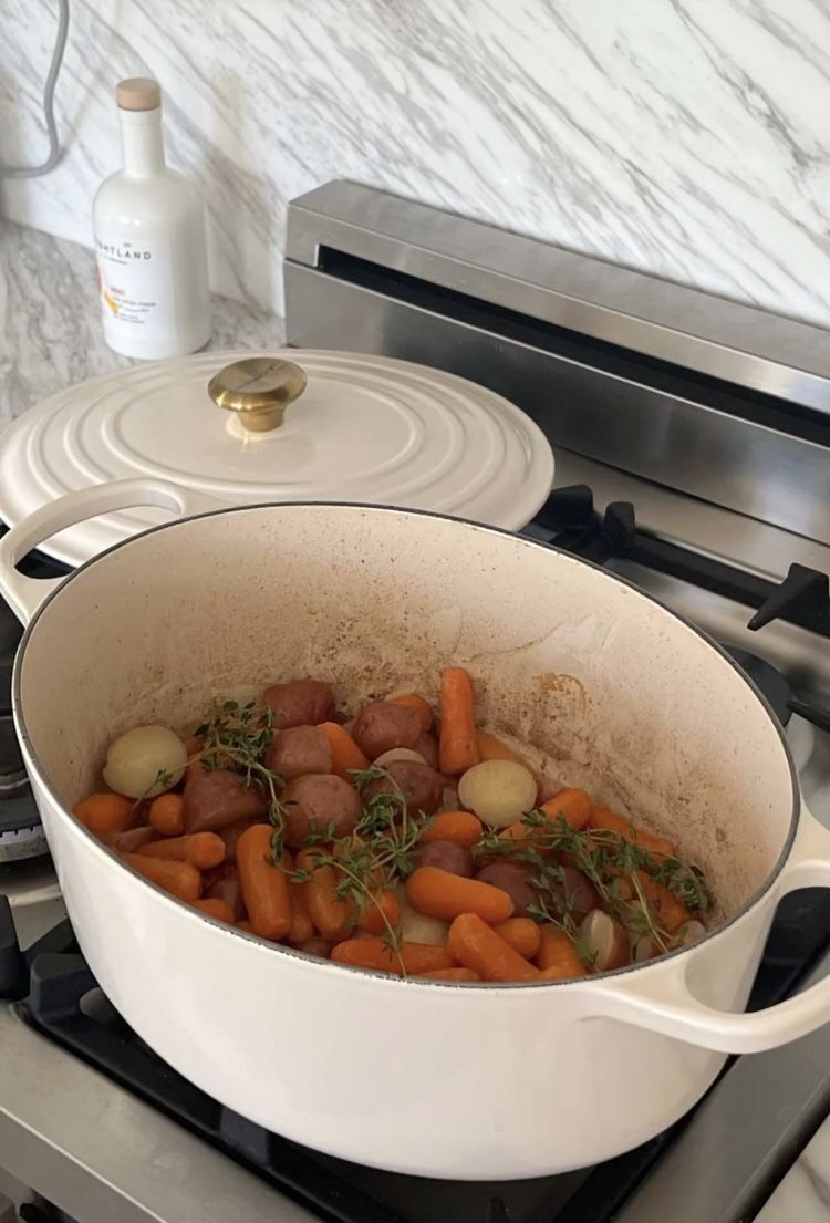 Pentola Le Creuset in ghisa smaltata con patate, carote e spezie
