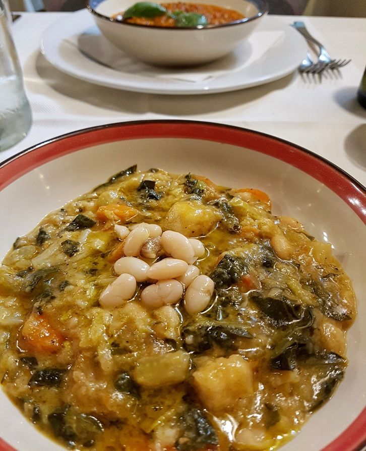 Piatto colmo di ribollita toscana