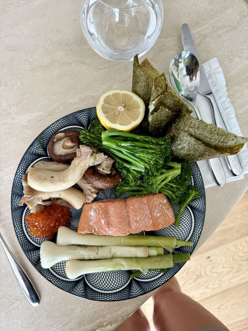 Piatto con salmone, verdure e funghi — pasto ideale per interrompere il digiuno intermittente con proteine fibre e grassi sani per stabilizzare la glicemia