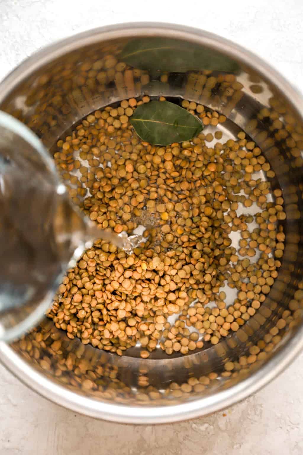 Legumi in ammollo in acqua — tecnica consigliata per ridurre i fitati e migliorare l'assorbimento del ferro per contrastare la caduta dei capelli