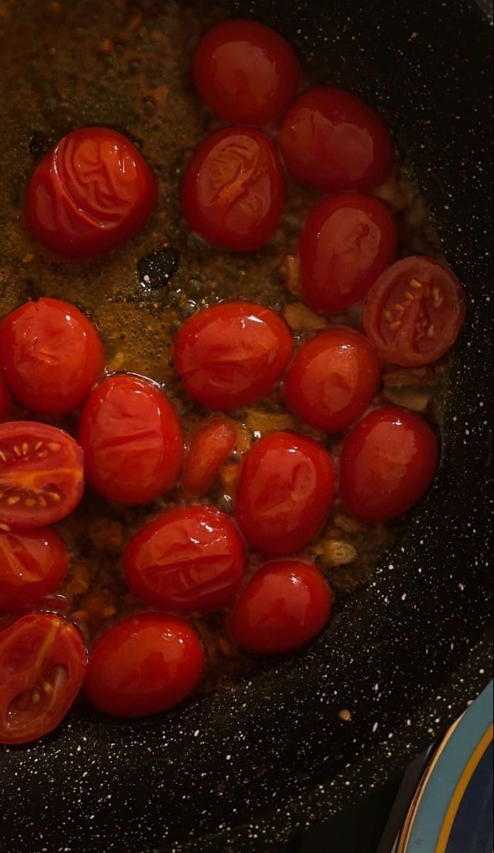 Pomodorini ciliegino tagliati e spadellati con acqua e sale