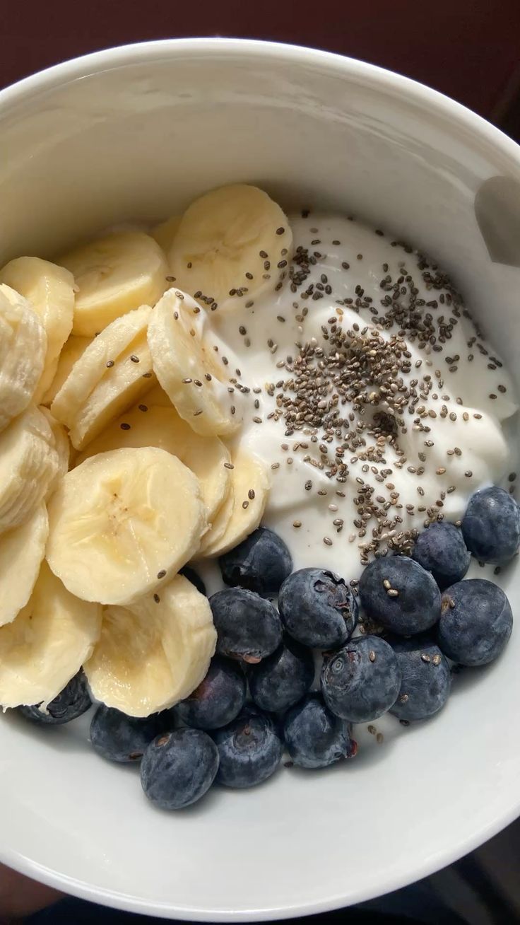 Skyr con semi di chia, mirtilli freschi e fettine di banana