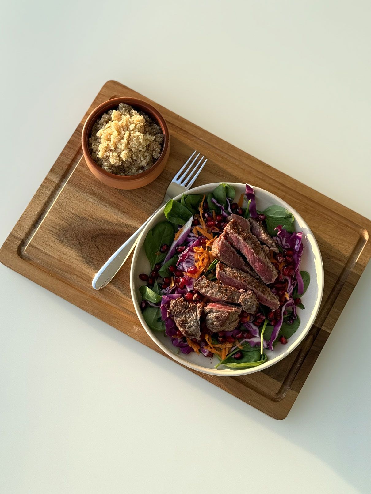Bowl con carne, verdure colorate e cereali — pasto completo e bilanciato per mantenere la glicemia stabile durante la finestra alimentare del digiuno intermittente