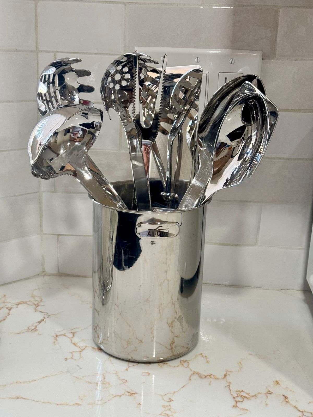 Contenitore con selezione di utensili da cucina in acciaio inox