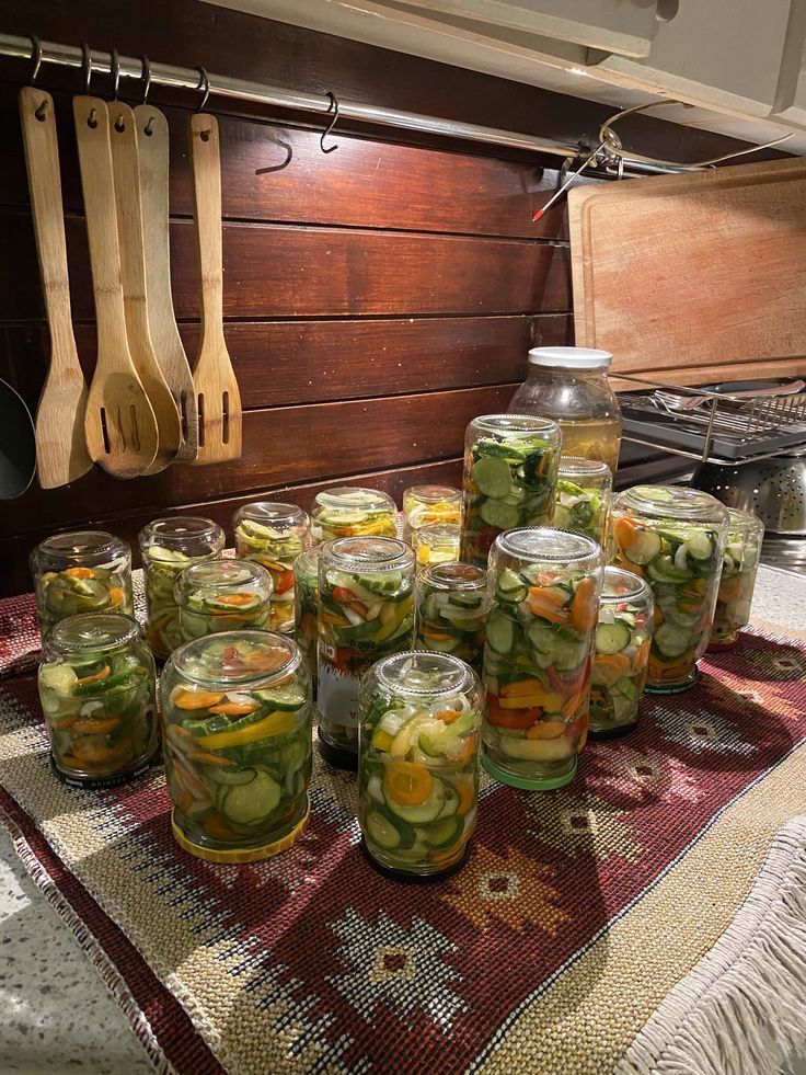 Preparazione fatta in casa di verdure sotto aceto in casi di vetro