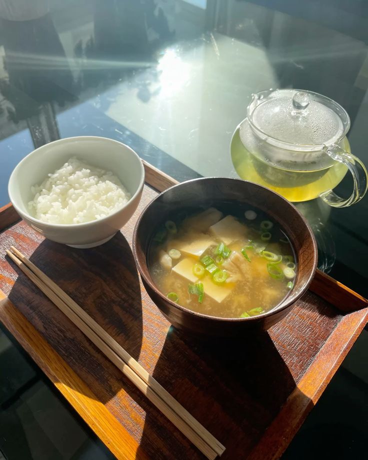 Ciotola con zuppa di miso, riso in bianco e infuso di gelsomino