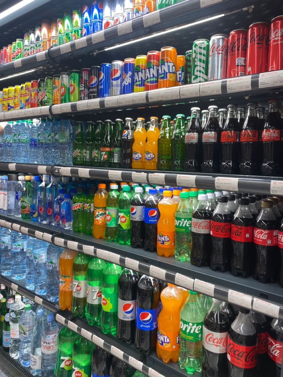 Banco frigo del supermercato con bibite gassate senza zuccheri
