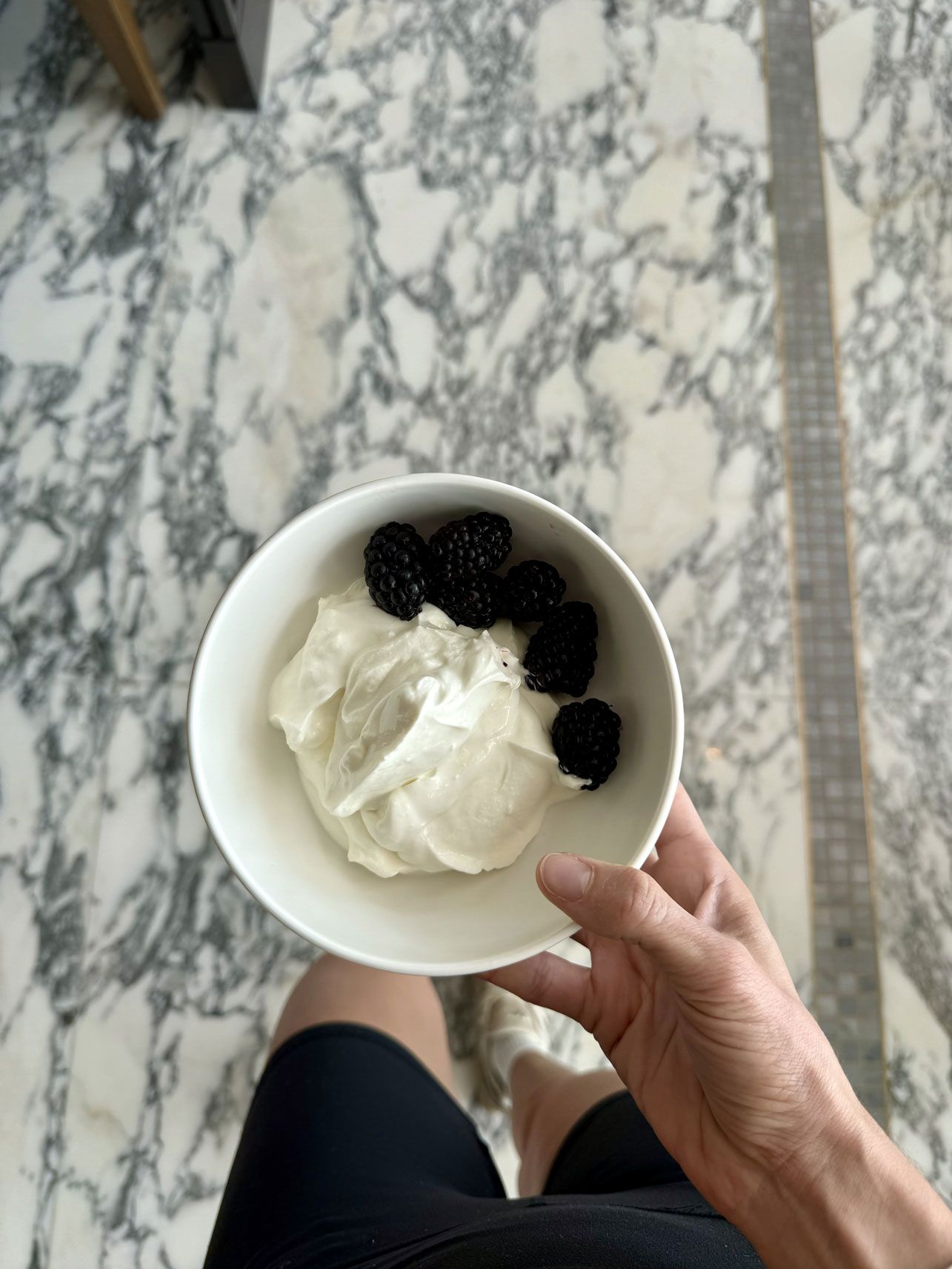 Ciotola di yogurt bianco e more