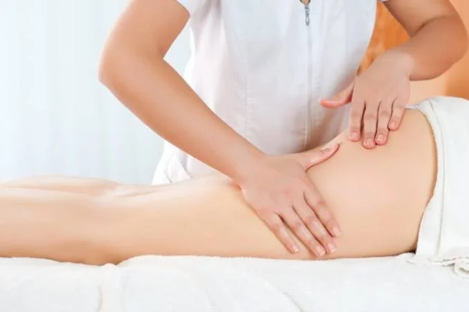Drenaggio linfatico manuale sulle gambe eseguito da un operatore