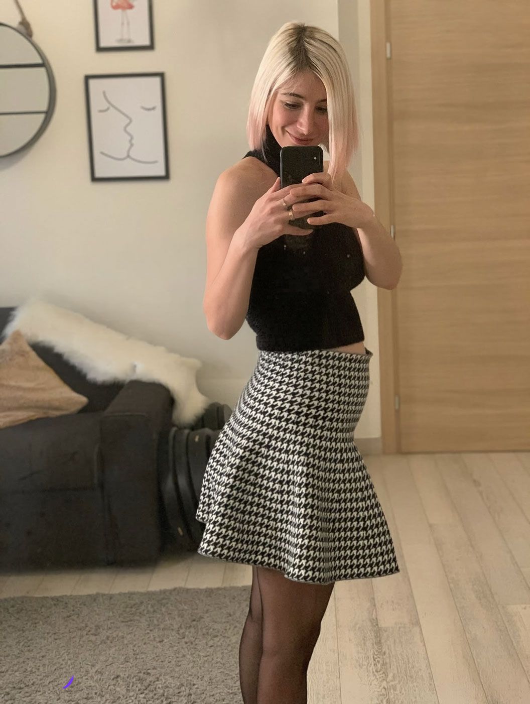 Carlotta Gagna allo specchio con sintomi di infiammazione addominale