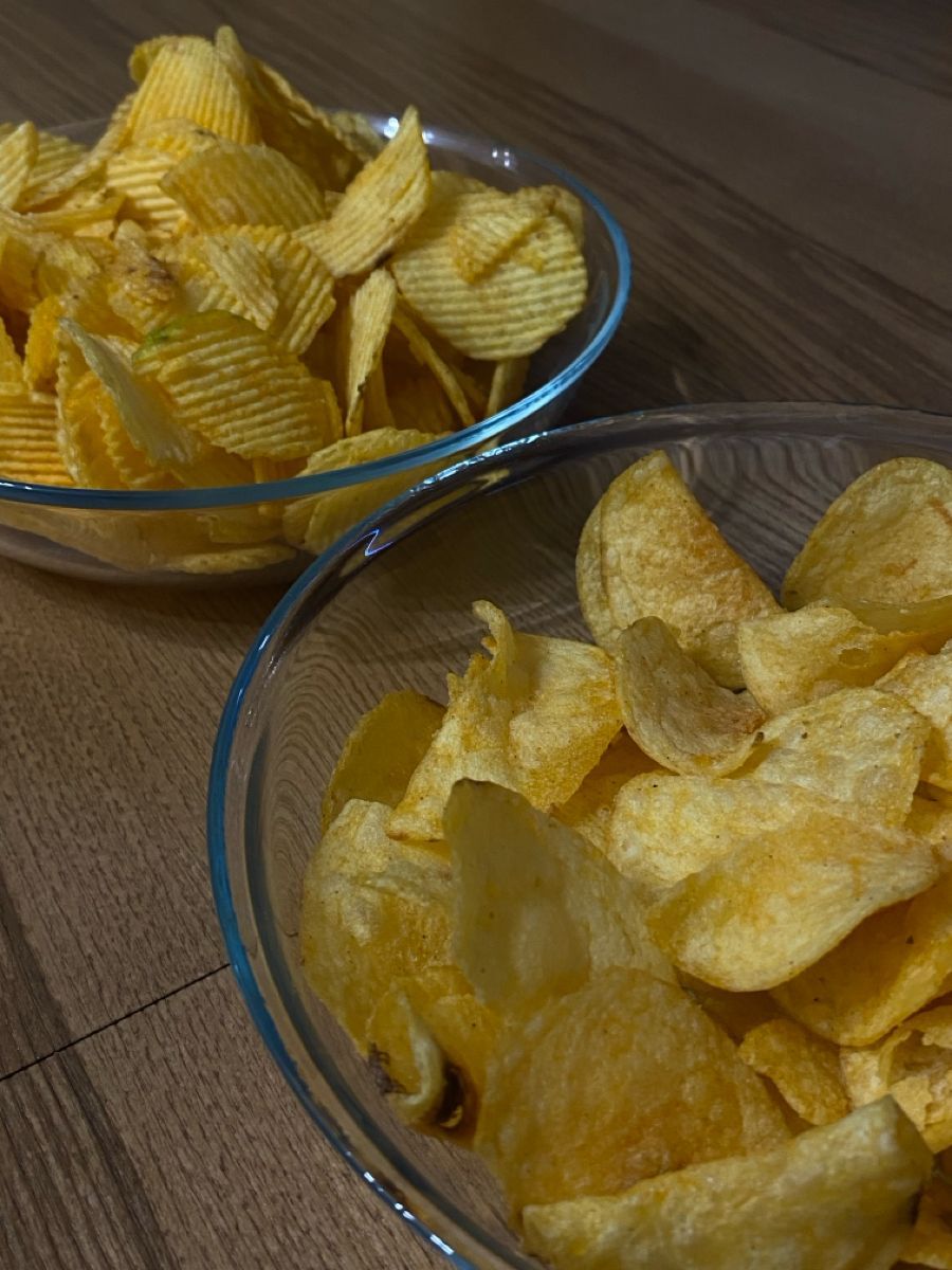 Ciotole con patatine fritte industriali