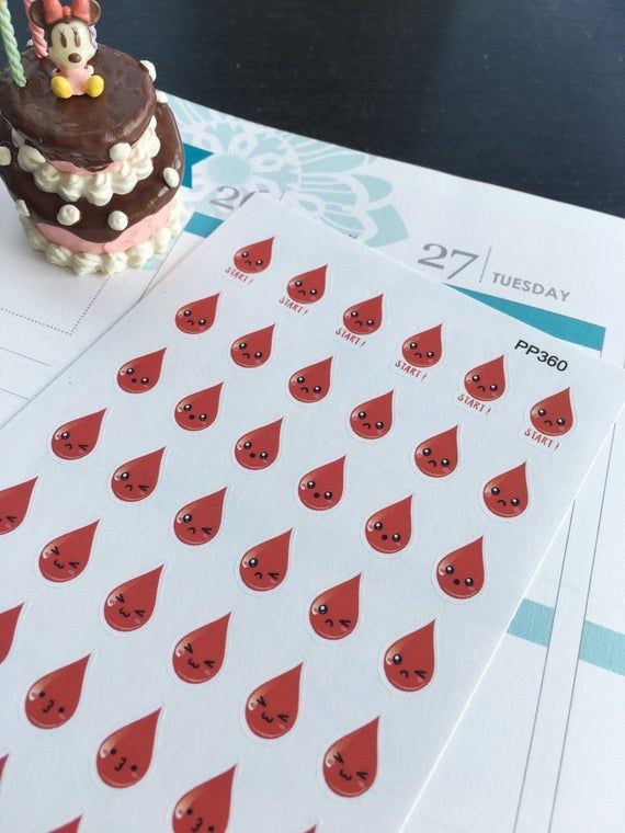 Calendario mestruale con adesivi a goccia rossa per tracciare le fasi del ciclo — strumento per imparare a conoscere il proprio corpo e adattare l'allenamento