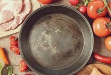 padella-antiaderente-con-segni-di-usura-nociva-per-la-salute