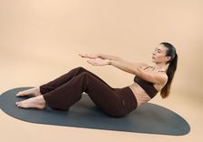 Carlotta Gagna esegue un esercizio di core Pilates Linfodrenante durante una sessione da 15 minuti