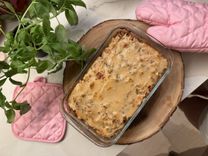 Pyrex glass baking dish with oven-baked food: a safe alternative to non-stick pans and plastic for microplastic-free cooking