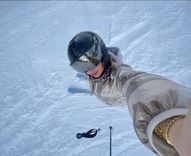 foto-di-una-donna-che-scia-sulla-neve