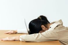 ragazza-che-dorme-su-scrivania